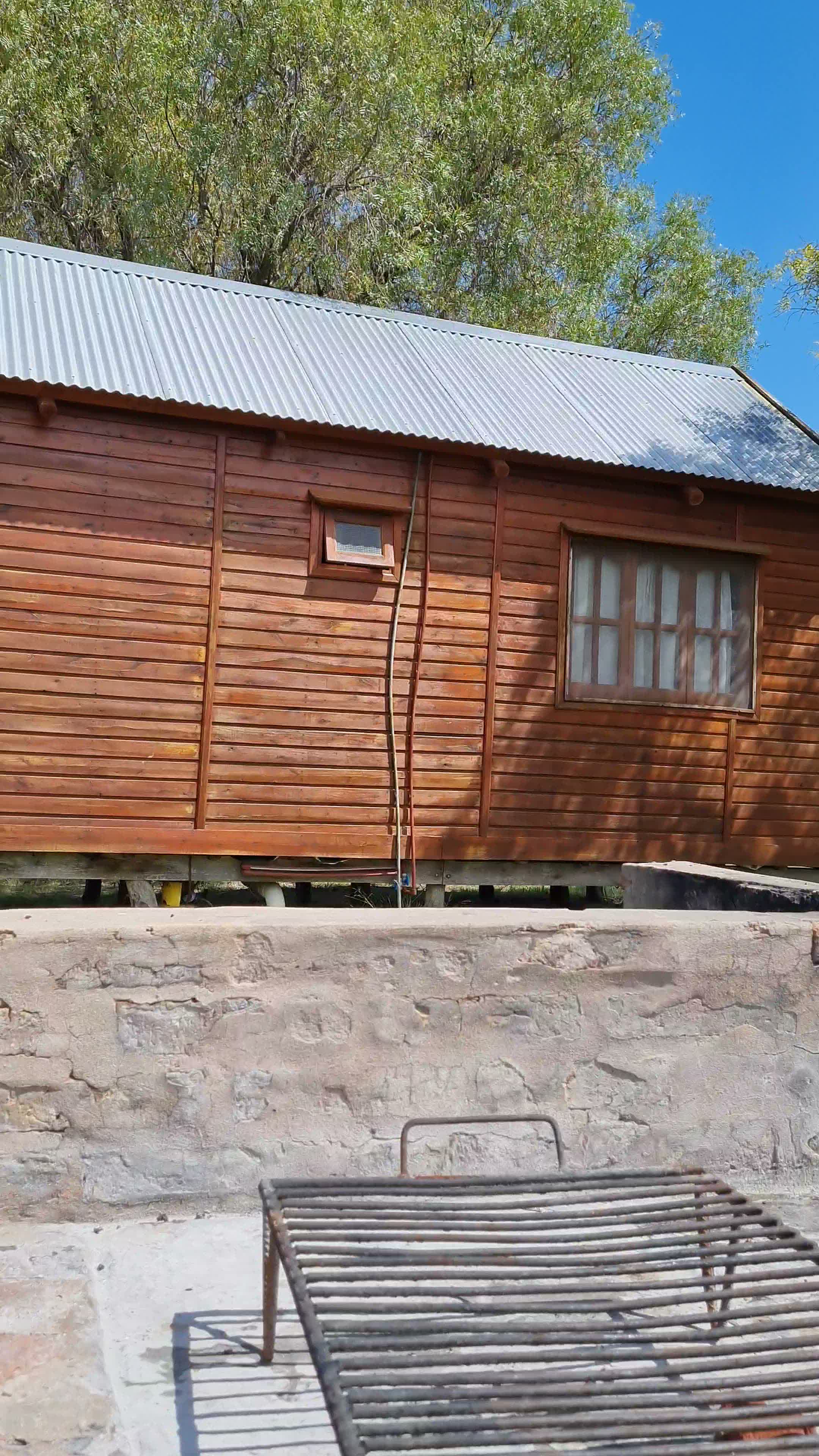Cabaña con su parrillero de ladrillo