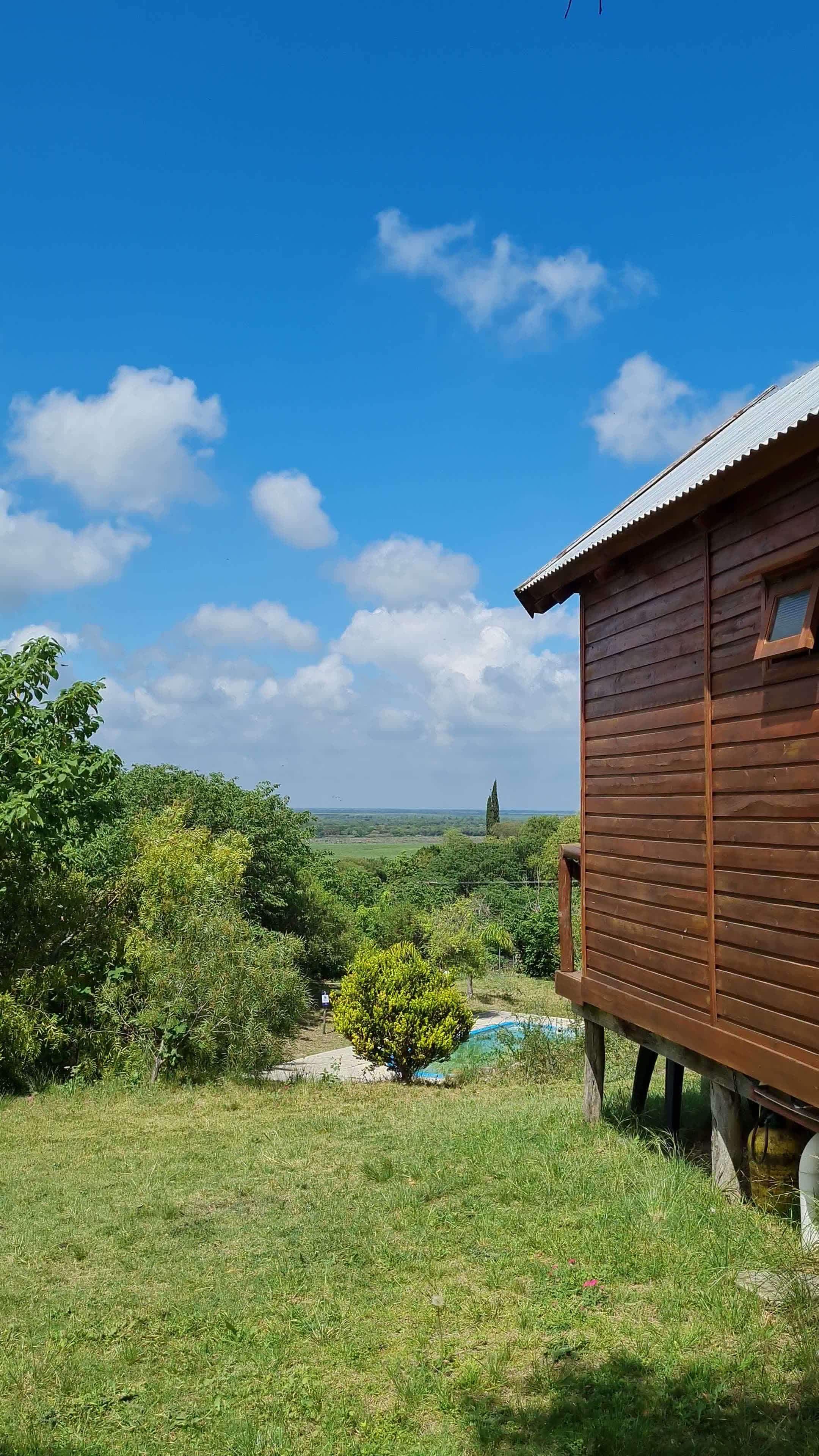 Cabaña con la piscina y la vista al delta
