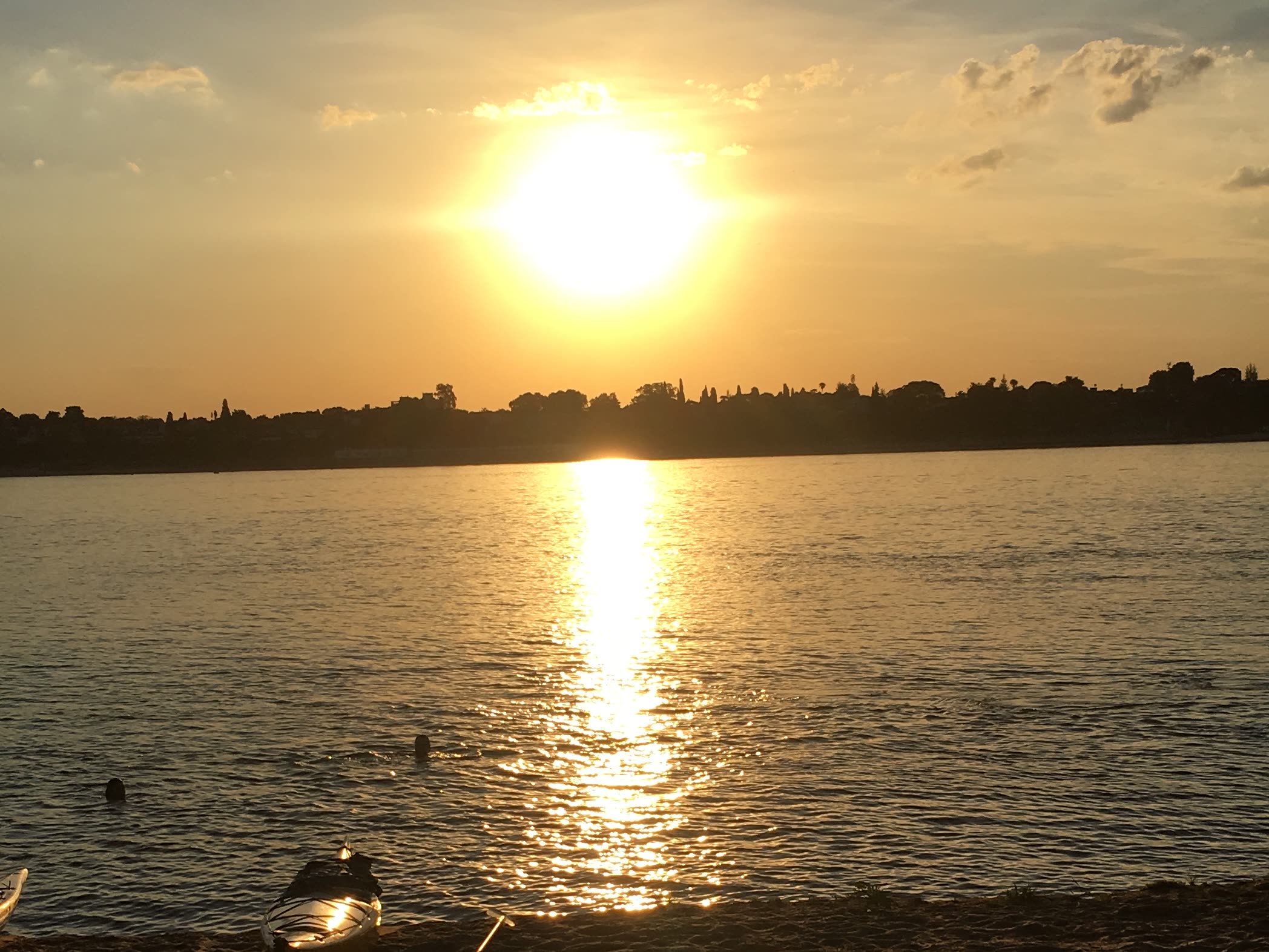 Atardecer sobre el río Paraná con un kayak en la orilla