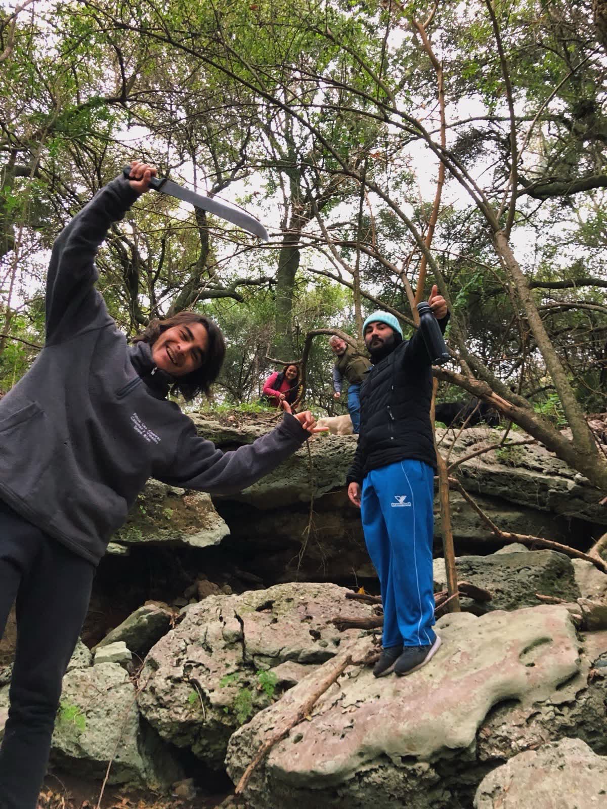 Senderistas explorando las rocas del monte nativo